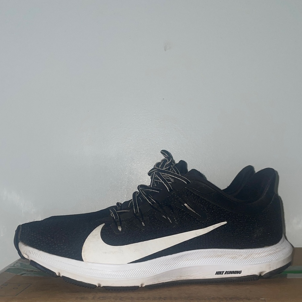 Nike Men's Black and White Athletic Shoes size 8.5